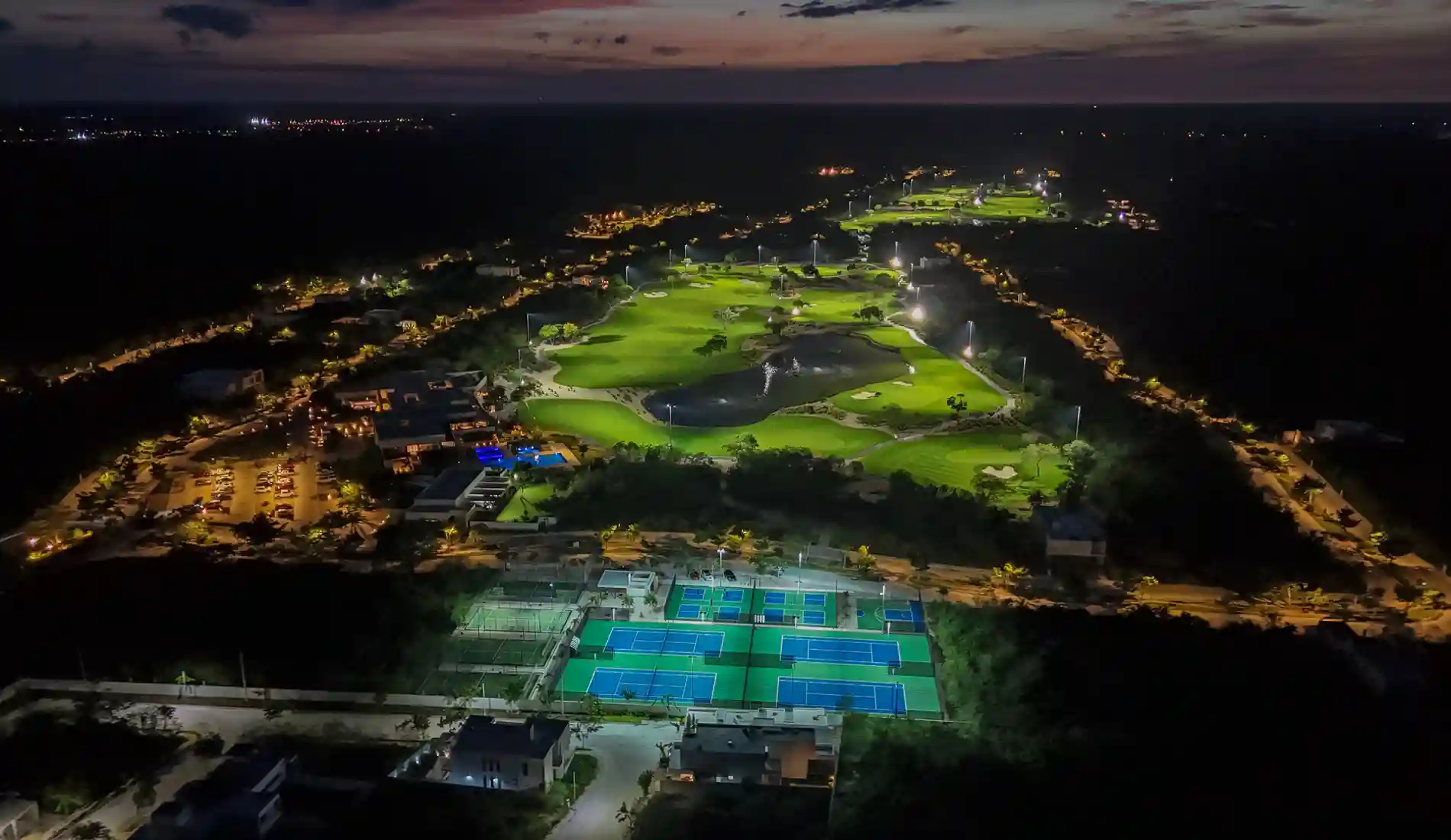 Aerial View nocturna campo de golf Courts y Clubhouse Provincia Residential Mérida
